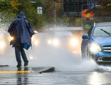 Καναδάς: Οδηγός ρίχνει επίτηδες το αυτοκίνητό του στα νερά και βρέχει περαστικούς (βίντεο)